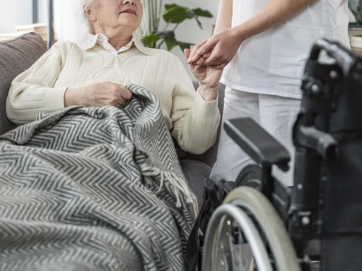 Ältere Dame im Gespräch mit einer Pflegekraft