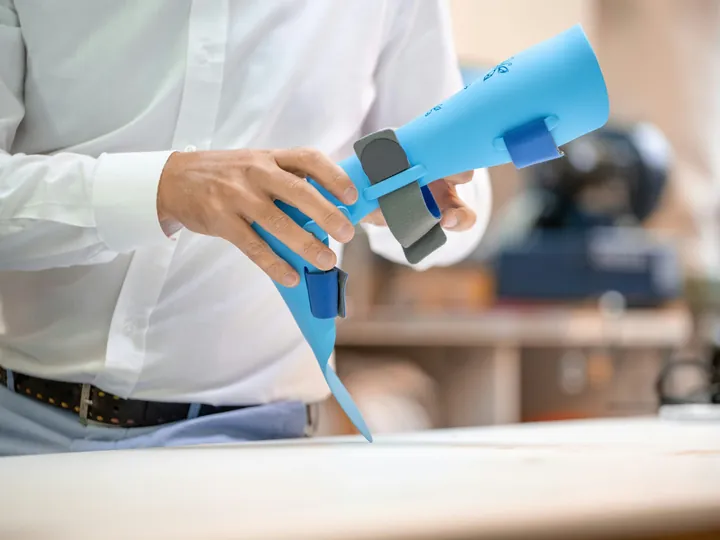 Orthopädietechniker passt ein Hilfsmittel an